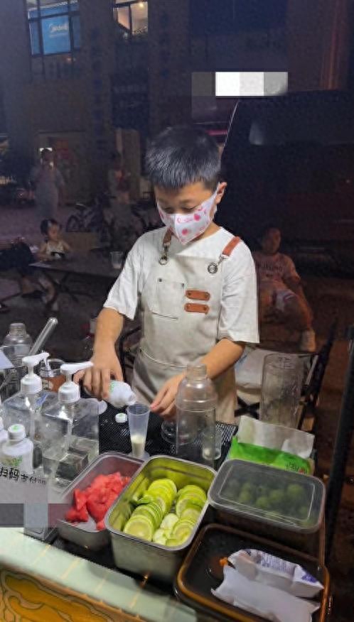 赢金配资 学习好就去摆摊！小学生月入4000背后，是家长卷出的教育新高度